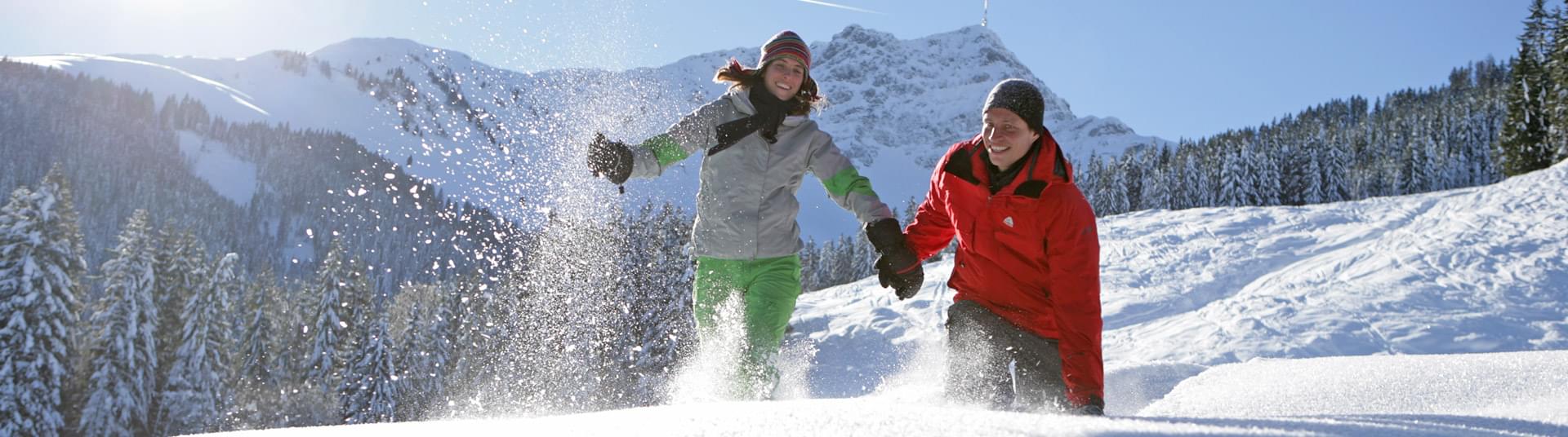 Paar beim Winterwander in der Region Kitzbühler Alpen