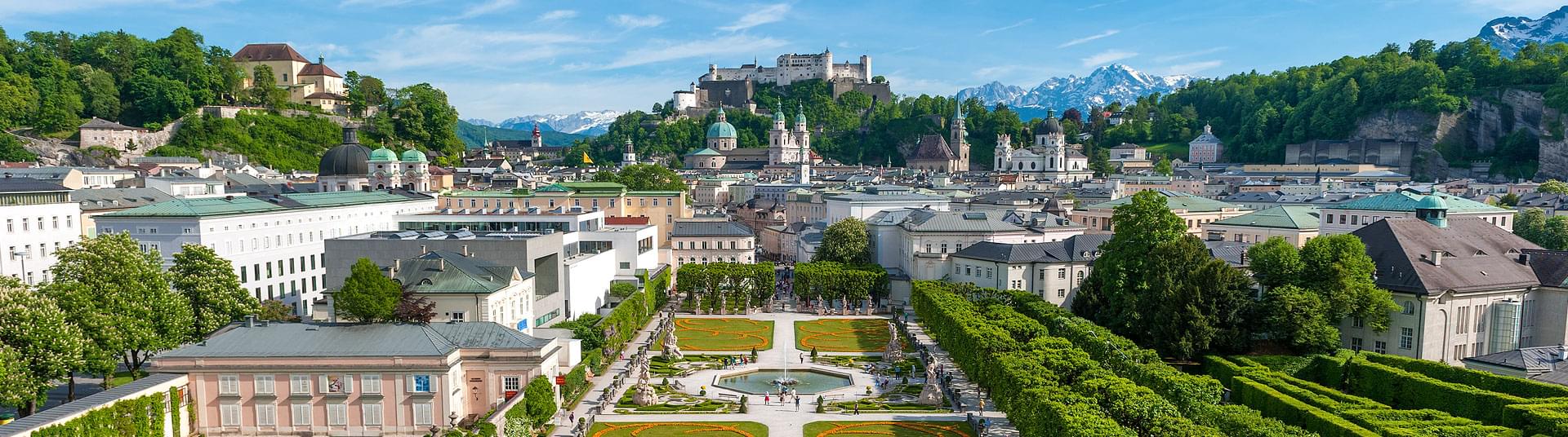 Die Stadt Salzburg im Sommer. Blick auf den Mirabellgarten & die Altstadt