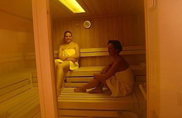 Gäste entspannen in der Sauna